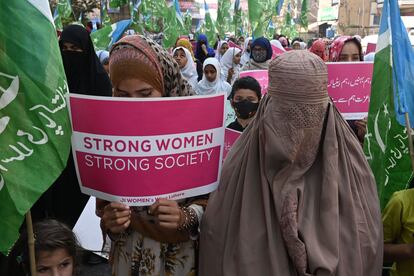 Activistas del partido paquistaní Jamaat-e-Islami (JI) sostienen pancartas y banderas de la formación islamista mientras marchan en Lahore, este miércoles.