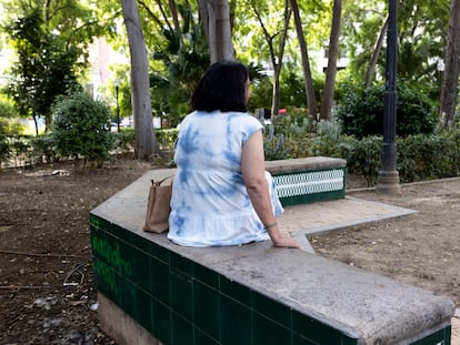 Una usuaria de los programas de Patim, fotografiada en el Parque Ribalta de Castellón frente a la sede de la asociación.
