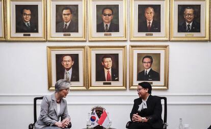 La ministra de Relaciones Exteriores de Corea del Sur Kyung-hwa Kang (a la izquierda), habla con su homóloga indonesia Retno Marsudi, durante su reunión en Yakarta, en el transcurso de una visita oficial de la ministra surcoreana a Indonesia para estrechar las relaciones bilaterales entre ambos países.