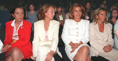 De izquierda a derecha: Cuca Solana. María Teresa García-Siso [presidenta del Comité de Moda], Ana Botella y Marina Castaño, en la Pasarela Cibeles en septiembre de 1997.