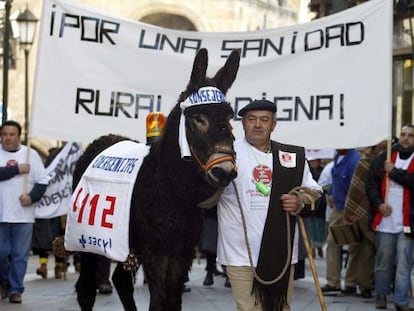 Manifestación en Valladolid contra los cierres de urgencias rurales. / Efe