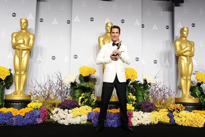 Actor Matthew McConaughey posa en la sala de prensa tras la ceremonia de los OScar