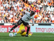 Largie Ramazani controla el balón en el partido ante el Girona.