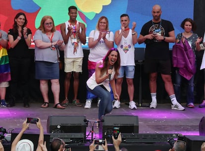 La cantante Mónica Naranjo durante el pregón que da comienzo a las fiestas de Madrid Orgullo 2019.