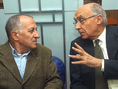 Los escritores Juan Goytisolo (izquierda) y José Saramago (derecha), en el Salón del Libro en París.