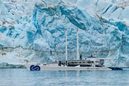 El Energy Observer en la isla de Spitsbergen, a 1.200 km del Polo norte, durante su vuelta al mundo.