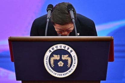 El recién elegido presidente de Corea del Sur, Lee Jae-myung, hace una reverencia al concluir su ceremonia de investidura en la Asamblea Nacional de Seúl, este miércoles.