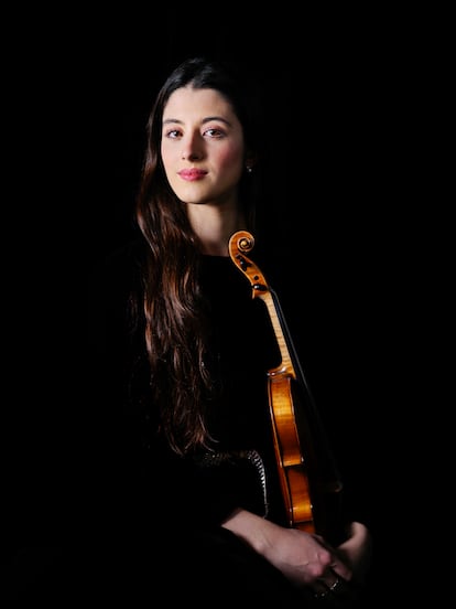 María Dueñas posa en el Auditorio de Radio France, junto al Sena, en París, tras un ensayo con la orquesta de dicha institución.