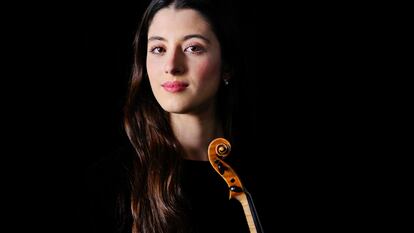 María Dueñas posa en el Auditorio de Radio France, junto al Sena, en París, tras un ensayo con la orquesta de dicha institución.