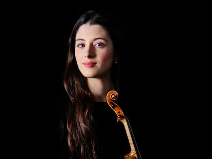 María Dueñas posa en el Auditorio de Radio France, junto al Sena, en París, tras un ensayo con la orquesta de dicha institución.