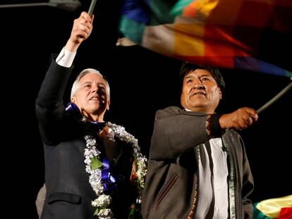 Evo Morales e o vice-presidente Álvaro García nesta segunda-feira em El Alto, Bolívia.