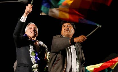 Evo Morales e o vice-presidente Álvaro García nesta segunda-feira em El Alto, Bolívia.