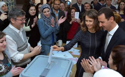 Asma el Asad deposita el voto junto a su marido, el presidente Bachar el Asad, en un colegio electoral de Damasco.