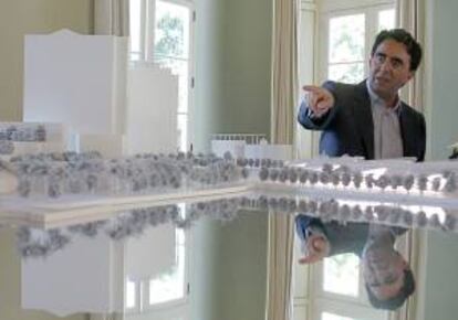 El arquitecto español Santiago Calatrava durante la presentación de su "Museo del Mañana", que se construye en Río de Janeiro (Brasil). EFE/Archivo