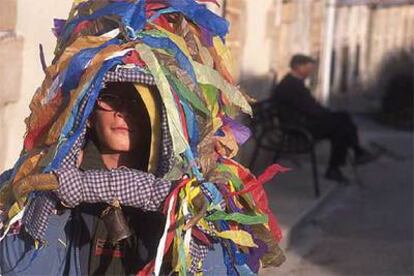 Un niño porta la curra, convertido en este personaje carnavalesco típico del pueblo de Hacinas, en la provincia de Burgos.