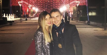 Jorge Lorenzo y su novia, Nuria Tomás, en una foto de la cuenta de Instagram del piloto.