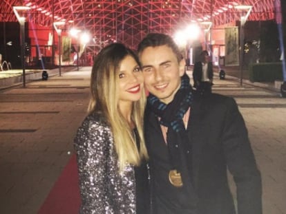 Jorge Lorenzo y su novia, Nuria Tomás, en una foto de la cuenta de Instagram del piloto.