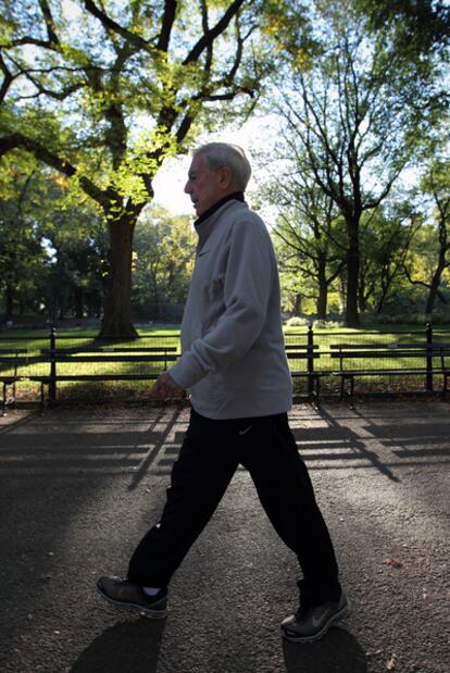 Vargas Llosa, en Central Park (Nueva York) al día siguiente de saber que era Premio Nobel.