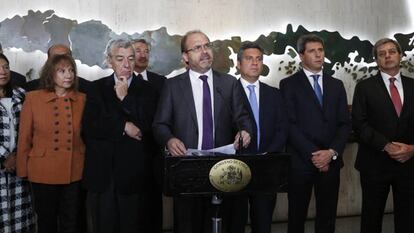 El ministro chileno de Obras Públicas, Alberto Undurraga, en el estrado, durante el anuncio de los consorcios que aspiran a construir el túnel de Agua Negra. 