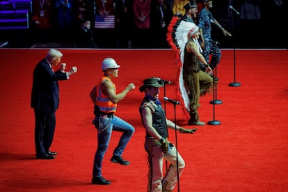 Donald Trump bailaba el domingo durante la actuacin de Village People en el mitin que dio un da antes de tomar posesin como nuevo presidente de Estados Unidos.