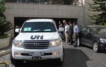 Un convoy de vehculos de las Naciones Unidas (ONU) dejan el hotel en Damasco un da despus de suspender su misin por motivos de seguridad.