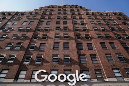 Una fachada con el logo de Google en ella en Manhattan, Nueva York