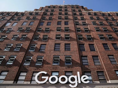 Una fachada con el logo de Google en ella en Manhattan, Nueva York