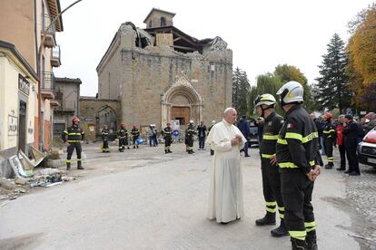 El Papa Francisco habla con los bomberos de Amatrice.