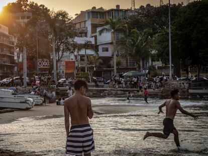 Familias visitan la Playa Tlacopanocha, ubicada en Acapulco, el 30 de abril de 2021.