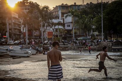 Familias visitan la Playa Tlacopanocha, ubicada en Acapulco, el 30 de abril de 2021.