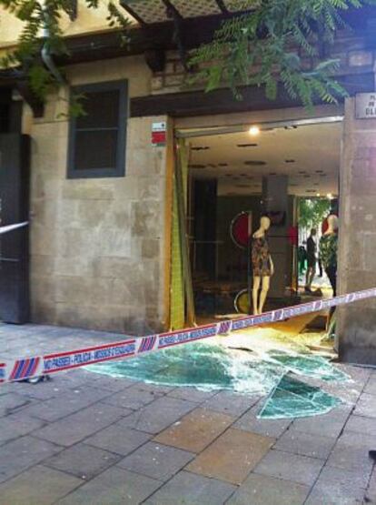 El escaparate quedó hecho añicos tras el alunizaje.