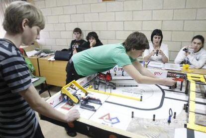 Alumnos de la ikastola Lauro prueban el robot antes de ir al concurso de Estados Unidos.