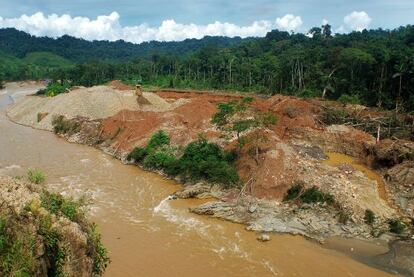 Operaci&oacute;n de miner&iacute;a ilegal cerca del Puente Inambari, Madre de Dios. 
 