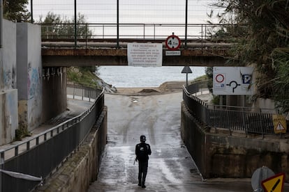 Un hombre pasa por debajo de un viaducto de Cabrera de Mar, una zona inundable del municipio.