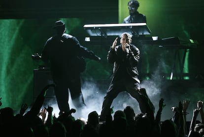 Eminem, durante su actuación en directo del tema 'Love The Way You Lie'. El cantante fue uno de los nominados más insatisfechos. Partía con 10 nominaciones y tuvo que conformarse con dos galardones en la categoría de rap. El mayor perdedor de la noche fue Justin Bieber, que se quedó senntado en la butaca durante la entrega de mejor artista revelación a pesar de sus multimillonarias ventas.
