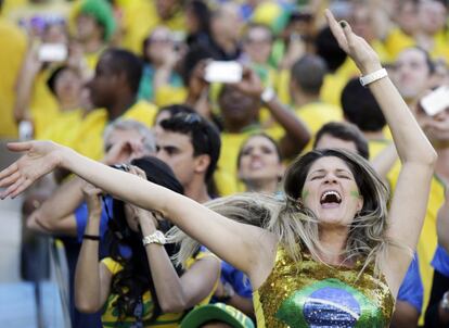 Torcedores na cerimônia de abertura da Copa antes do jogo entre Brasil e Croácia.