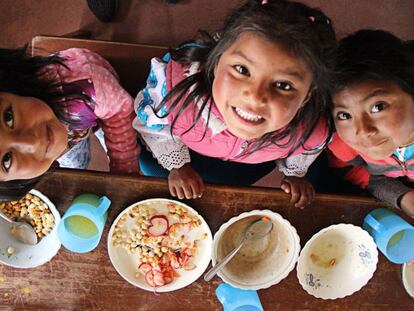 Un grupo de niñas a la hora del almuerzo.