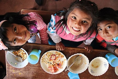 Un grupo de niñas a la hora del almuerzo.