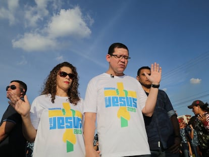 O governador de Rondônia, Marcos Rocha, e sua mulher e secretária de Estado da Assistência e do Desenvolvimento Social, Liana Silva de Almeida Lima, na Marcha para Jesus 2019.