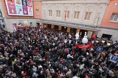 Concentración de los trabajadores del Teatro de la Zarzuela contra la fusión con el Teatro Real.