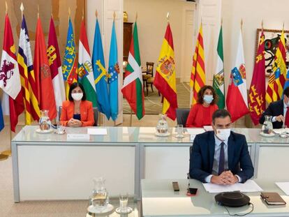 El predidente del gobierno, Pedro Sánchez, preside en Moncloa la XXII Conferencia de Presidentes, con la ministra de Hacienda, María Jesús Montero, sentada detrás.