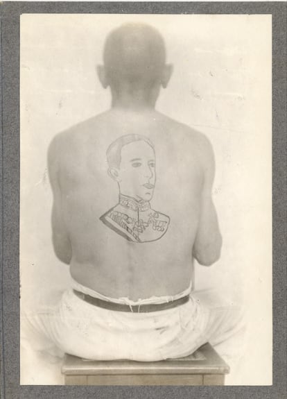 Un hombre muestra su espalda con un tatuaje del retrato de Alfonso XIII (alrededor de 1915). Imagen cedida por la editorial Galaxia Gutenberg incluida en el libro de Javier Moreno Luzón 'El rey patriota. Alfonso XIII y la nación'. 