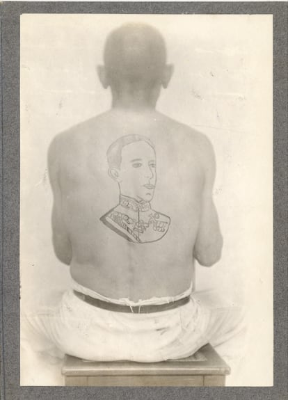 Un hombre muestra su espalda con un tatuaje del retrato de Alfonso XIII (alrededor de 1915). Imagen cedida por la editorial Galaxia Gutenberg incluida en el libro de Javier Moreno Luzón 'El rey patriota. Alfonso XIII y la nación'.