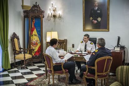 Cuartel general de la Fuerza de Acción Marítima en Cartagena. En el centro el almirante jefe (Delgado Moreno), y dos miembros de su Estado Mayor.