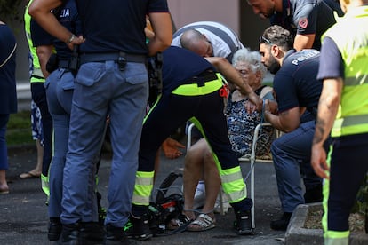 Una mujer herida es atendida por los servicios de emergencias tras la explosión en Roma, este viernes. 