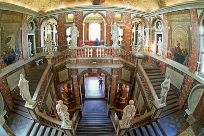 La escalera barroca de la residencia real de Drottningholm.