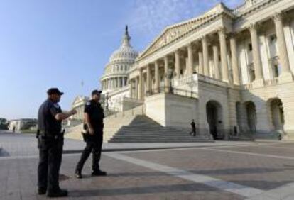 Fotografía tomada el pasado 4 de octubre en la que se registró a varios policías del Capitolio, al hacer guardia durante la cuarta jornada del cierre parcial de la Administración federal, en Washington (EE.UU.). EFE/Archivo