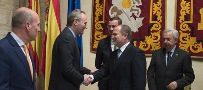El presidente de la Generalitat saluda al de las Cortes en la celebración institucional del 25 d’Abril.