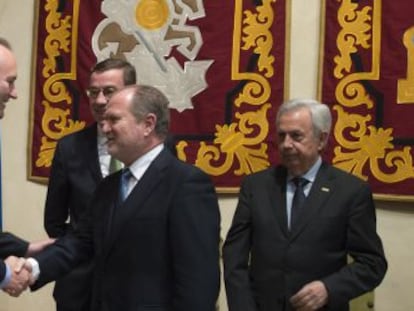 El presidente de la Generalitat saluda al de las Cortes en la celebraci&oacute;n institucional del 25 d&rsquo;Abril. 