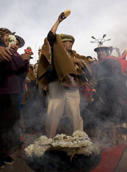 Un guía espiritual aymara celebra un ritual en la apertura de la Cumbre